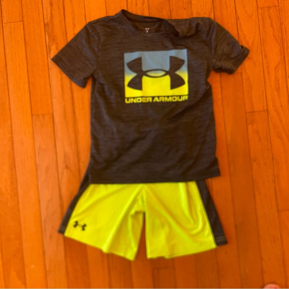 Under Armour little Boys' size 7 Gray and Neon Yellow Set